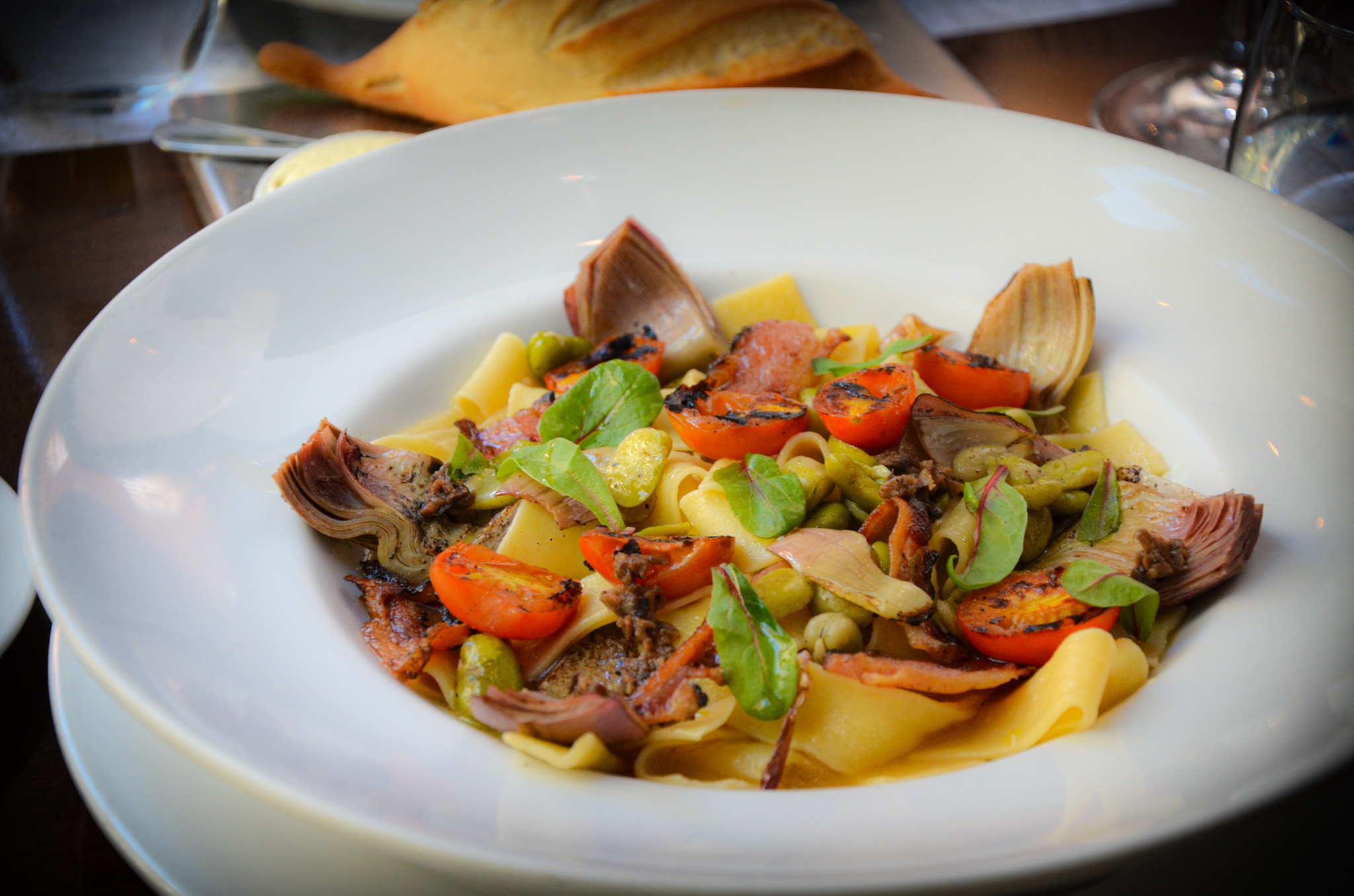 Pappardelle, carciofi, guanciale crocante y manteca de salvia - Fondo de Olla